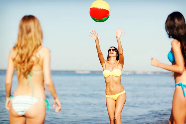 球在海滩上的女孩 — 图库照片