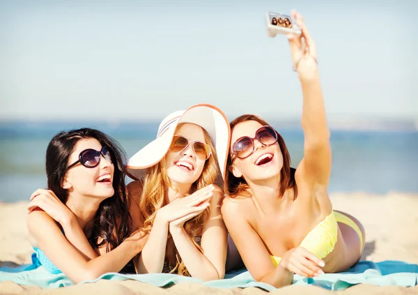 Chicas tomando auto foto en la playa —  Fotos de Stock