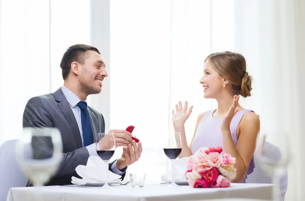 Hombre proponiendo matrimonio a su novia en el restaurante — Foto de Stock