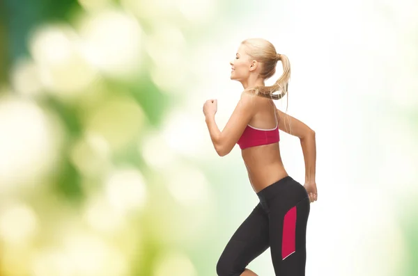 Sportliche Frau läuft oder springt — Stockfoto