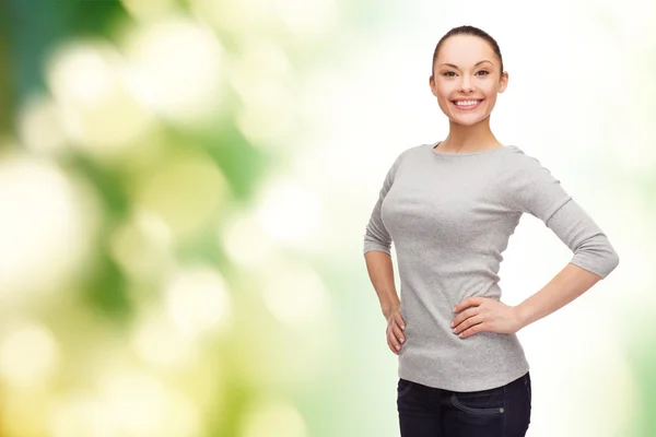 Sonriendo mujer asiática sobre fondo blanco — Foto de Stock