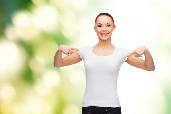 Mujer sonriente en camiseta blanca en blanco —  Fotos de Stock