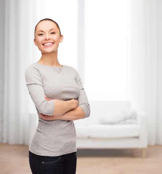 Glimlachend Aziatische vrouw met gekruiste armen — Stockfoto