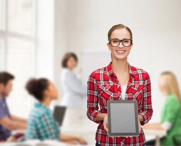 Lächeln Mädchen mit leerem Tablet-PC-Bildschirm — Stockfoto