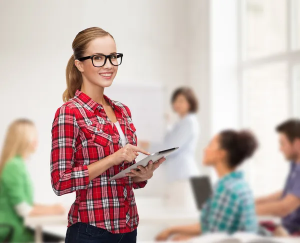 Lachende meisje in bril met tablet pc-computer — Stockfoto