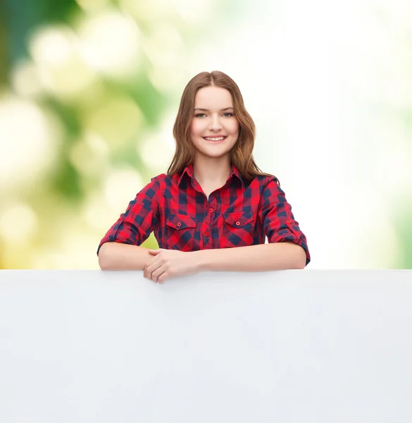 Souriant jeune adolescente avec tableau blanc blanc — Photo