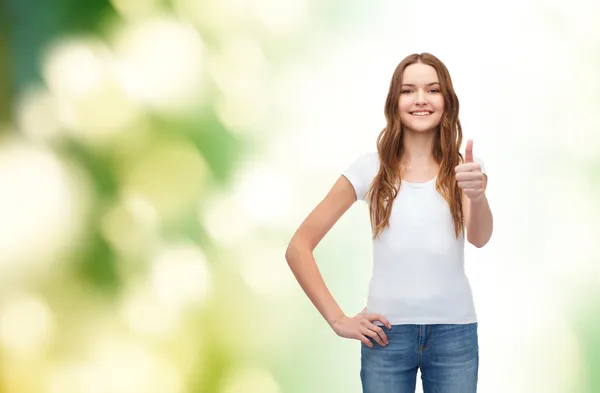 Sonriente adolescente en blanco camiseta en blanco —  Fotos de Stock