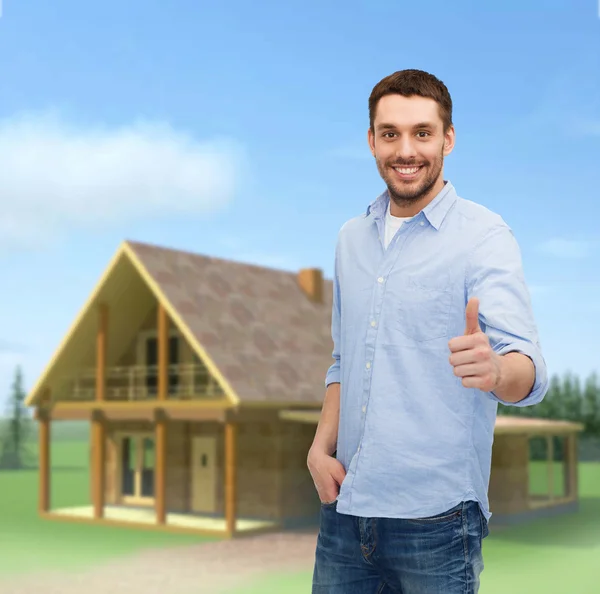 Sorrindo homem mostrando polegares para cima — Fotografia de Stock