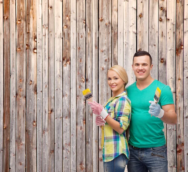 Pareja sonriente con pincel —  Fotos de Stock