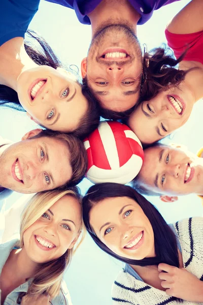 Gruppo di adolescenti guardando in basso — Foto Stock