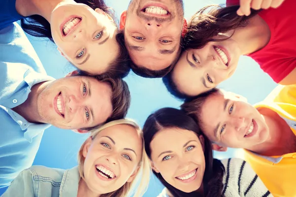 Grupo de adolescentes mirando hacia abajo — Foto de Stock