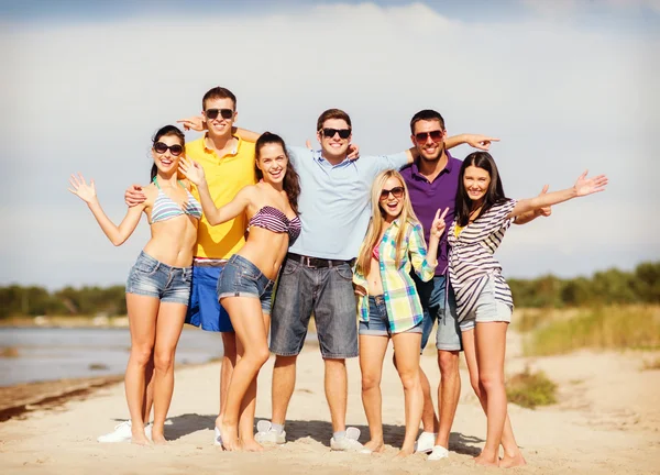 Bir grup arkadaş sahilde eğleniyor. — Stok fotoğraf
