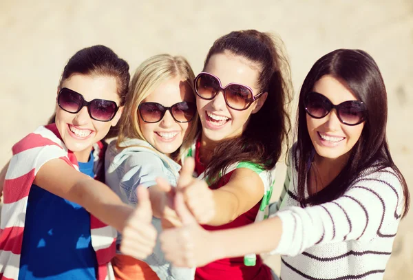 Tiener meisjes of jonge vrouwen tonen duimen omhoog — Stockfoto