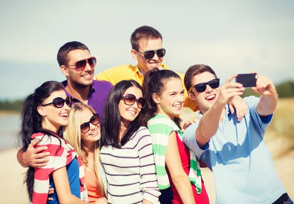 Groep vrienden nemen van foto met smartphone Rechtenvrije Stockfoto's