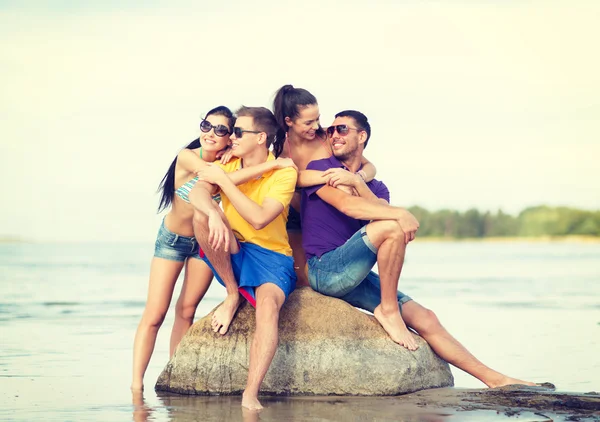 Bir grup arkadaş sahilde eğleniyor. — Stok fotoğraf