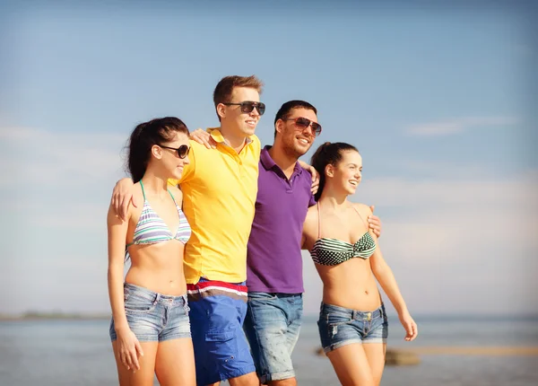 Grupo de amigos divirtiéndose en la playa — Foto de Stock