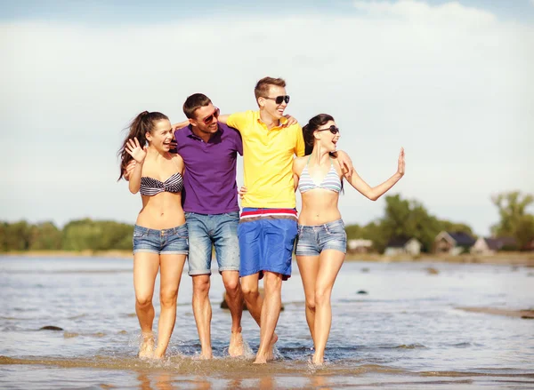 Grupp vänner som har roligt på stranden — Stockfoto