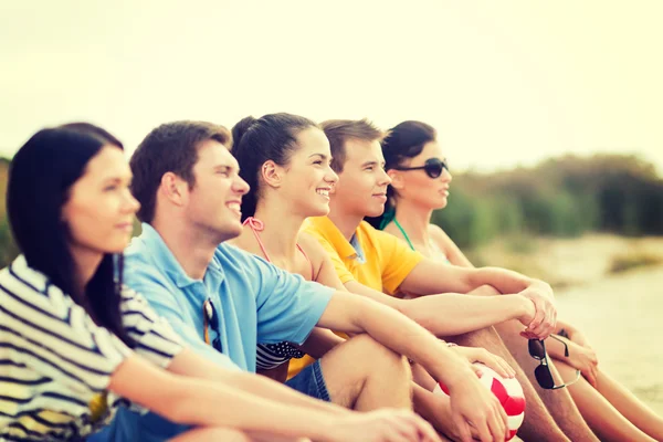 Gruppe von Freunden amüsiert sich am Strand — Stockfoto