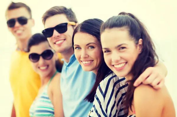 Group of friends having fun on the beach — Stock Photo, Image