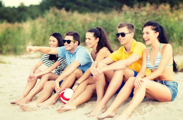 一群在海滩上玩得开心的朋友 — 图库照片