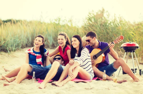 Grupp vänner som har roligt på stranden — Stockfoto