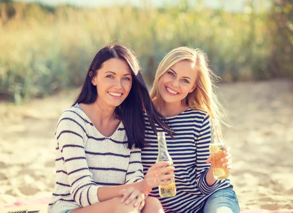 Mädchen mit Getränken am Strand — Stockfoto