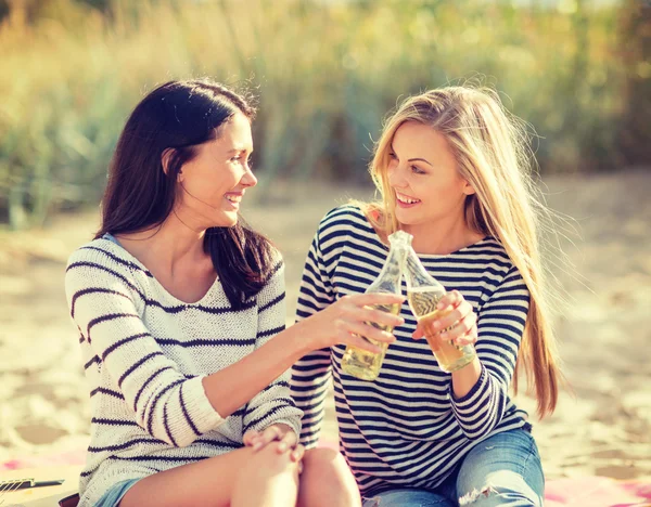Girls with drinks on the beach — Stock Photo, Image
