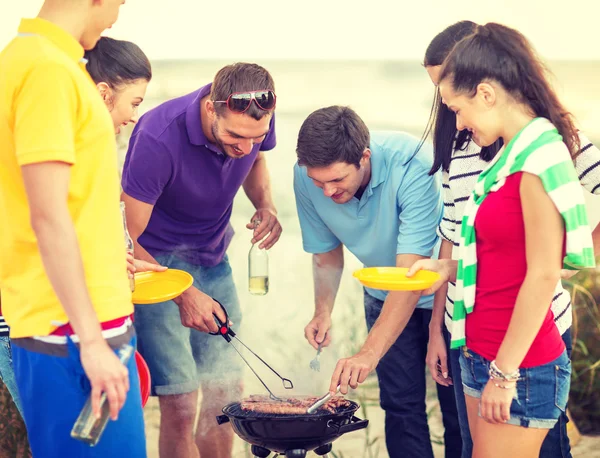 Grupo de amigos haciendo picnic en la playa — Foto de Stock