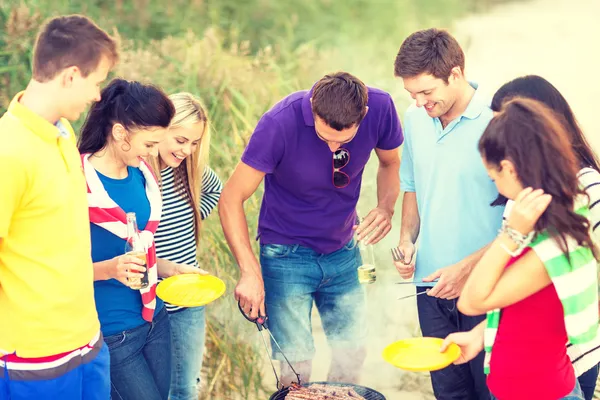 Grupo de amigos haciendo picnic en la playa —  Fotos de Stock