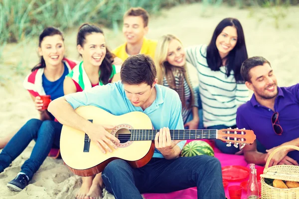 Groupe d'amis s'amuser sur la plage — Photo