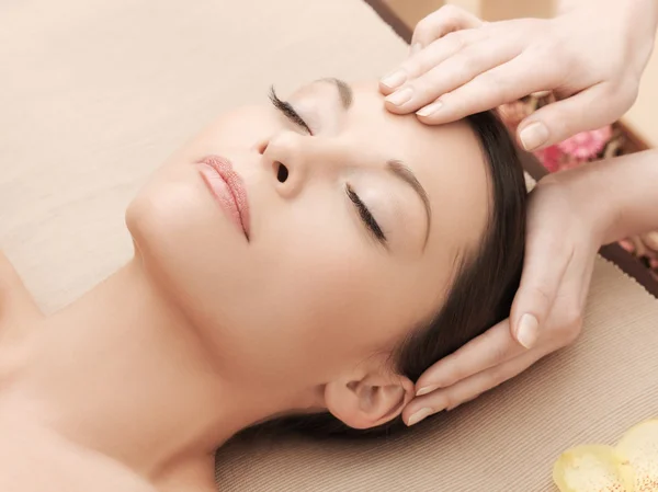 Beautiful woman in massage salon — Stock Photo, Image