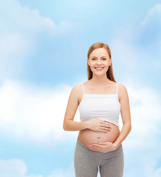 Felice futura madre toccandosi la pancia — Foto Stock