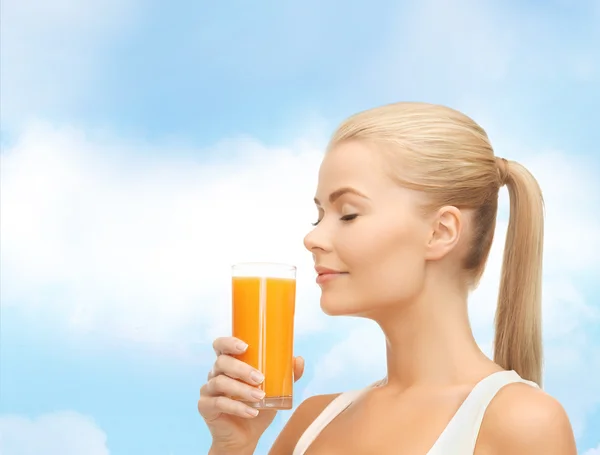 Young woman drinking orange juice — Stock Photo, Image