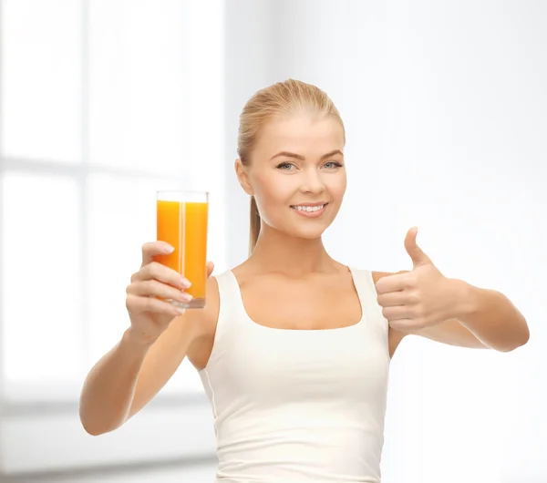 Χαμογελώντας γυναίκα εκμετάλλευση ποτήρι χυμό πορτοκαλιού — Φωτογραφία Αρχείου