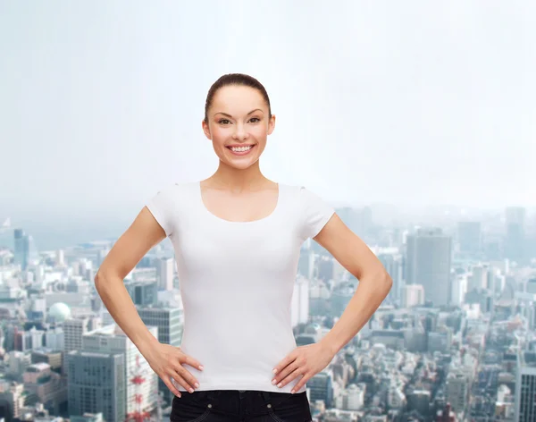 Mulher sorridente em branco t-shirt branca — Fotografia de Stock