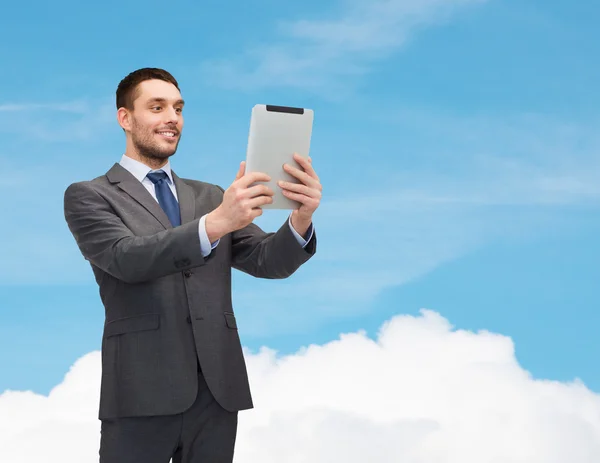 Hombre de negocios sonriente con la computadora de la tableta PC —  Fotos de Stock