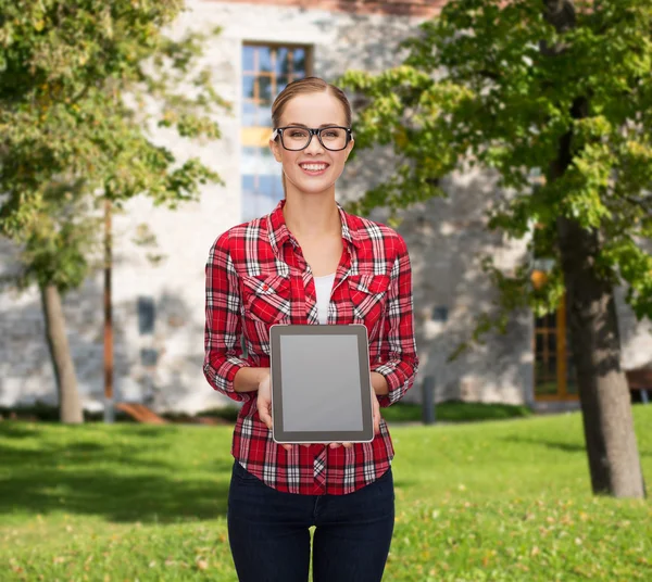 Ragazza sorridente con schermo vuoto del pc della compressa — Foto Stock