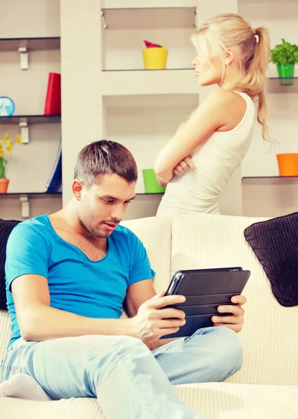 Couple avec tablette PC — Photo