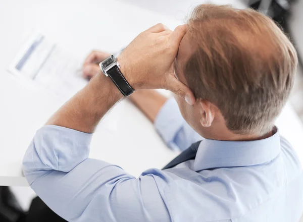 Mann unterschreibt Vertrag — Stockfoto