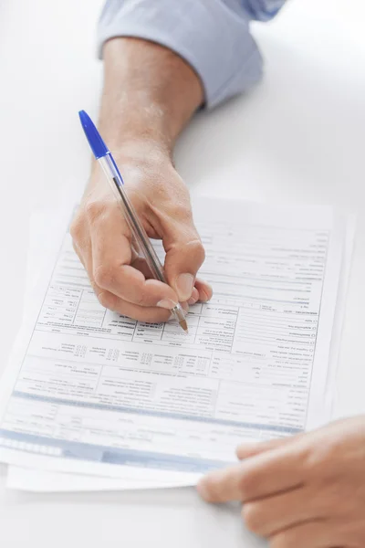 Mann unterschreibt Vertrag — Stockfoto