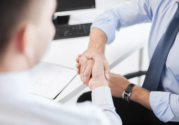 Hommes d'affaires serrant la main dans le bureau — Photo