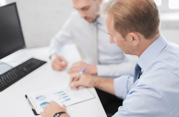 Empresarios con cuaderno sobre reunión — Foto de Stock