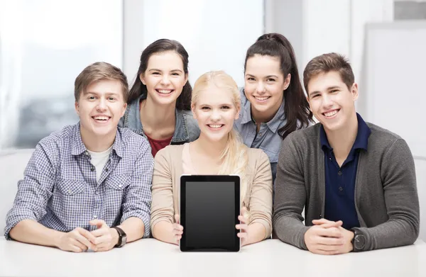 Sonriendo a los estudiantes con pantalla de PC tableta en blanco —  Fotos de Stock