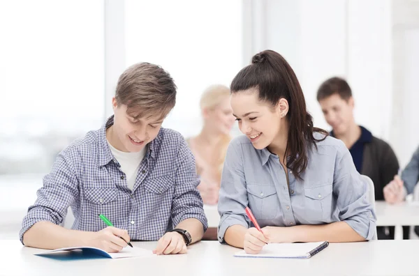 Dos adolescentes con cuadernos en la escuela — Foto de Stock