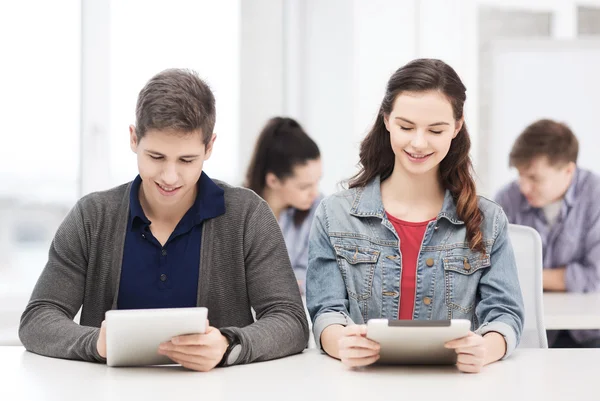 Estudantes olhando para tablet pc em palestra na escola — Fotografia de Stock