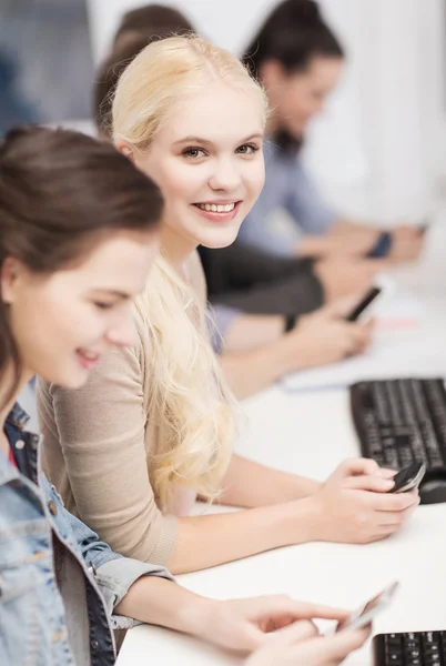 Schüler mit Computermonitor und Smartphones — Stockfoto