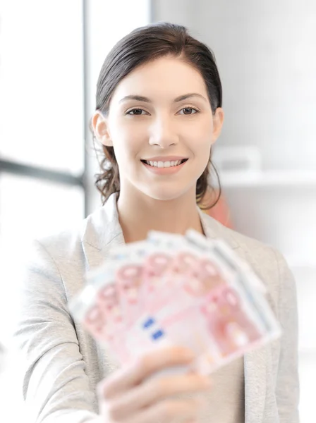 Mulher encantadora com dinheiro em euros — Fotografia de Stock