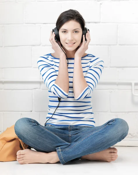 Glückliches Teenager-Mädchen mit großen Kopfhörern — Stockfoto