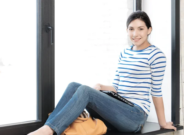 Feliz y sonriente chica adolescente con portátil — Foto de Stock