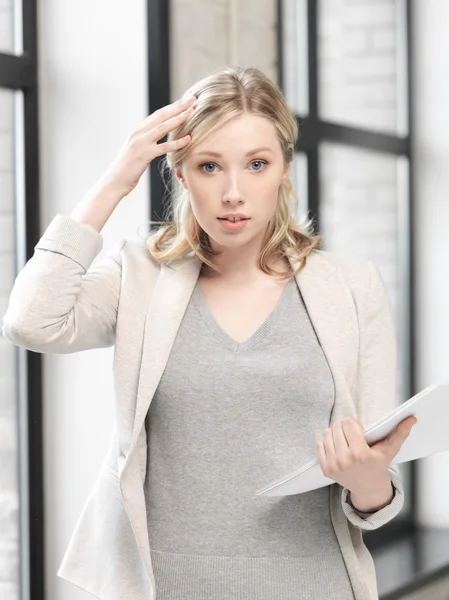 Bezorgd vrouw met documenten — Stockfoto